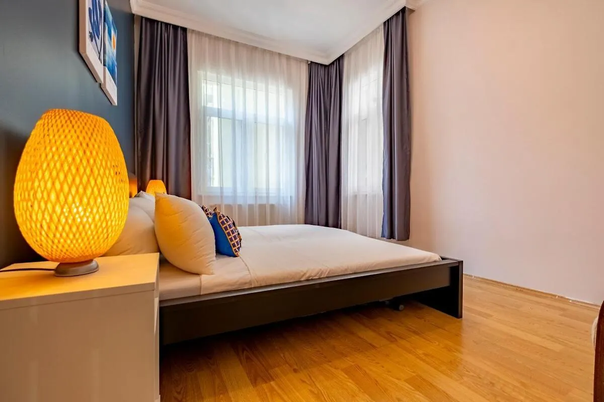 Central 3-Bedroom Apartment With High Ceilings Istanbul