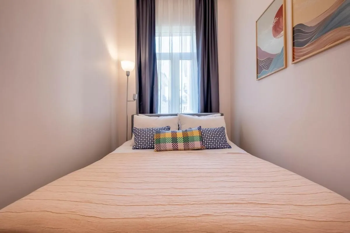 Central 3-Bedroom Apartment With High Ceilings Istanbul